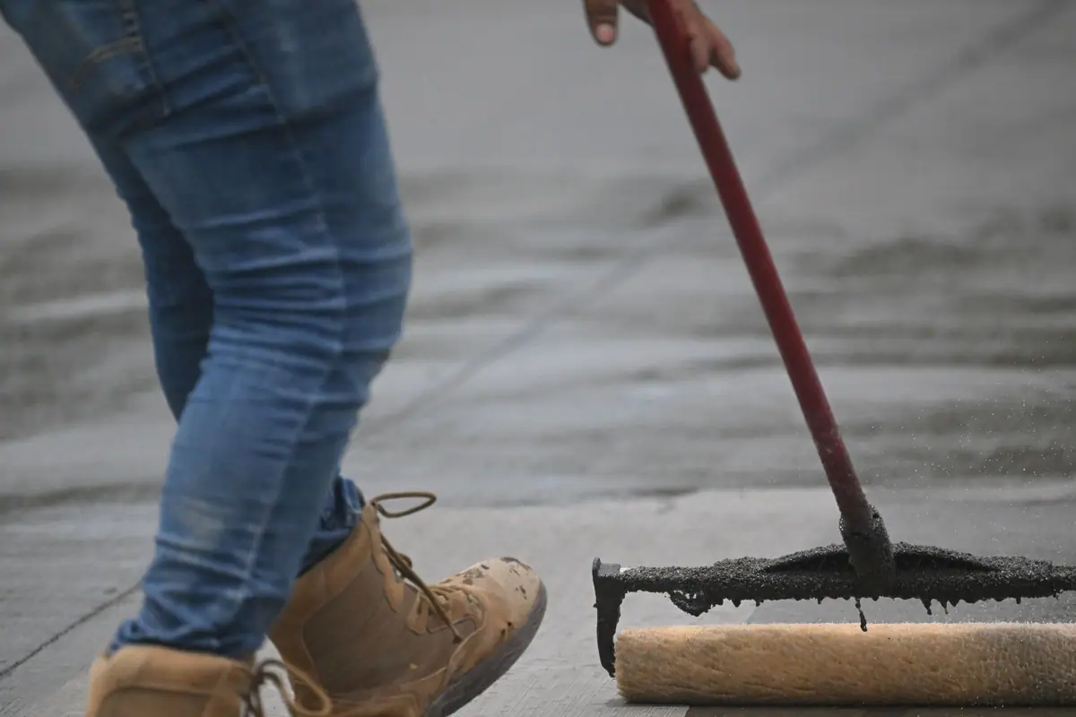 Rozprostírání ochranné vrstvy na podlahu válečkem