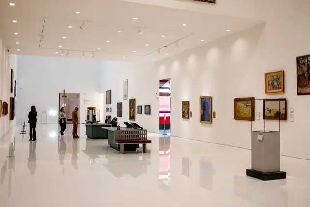 Galerie se světlou lesklou podlahou bez spár